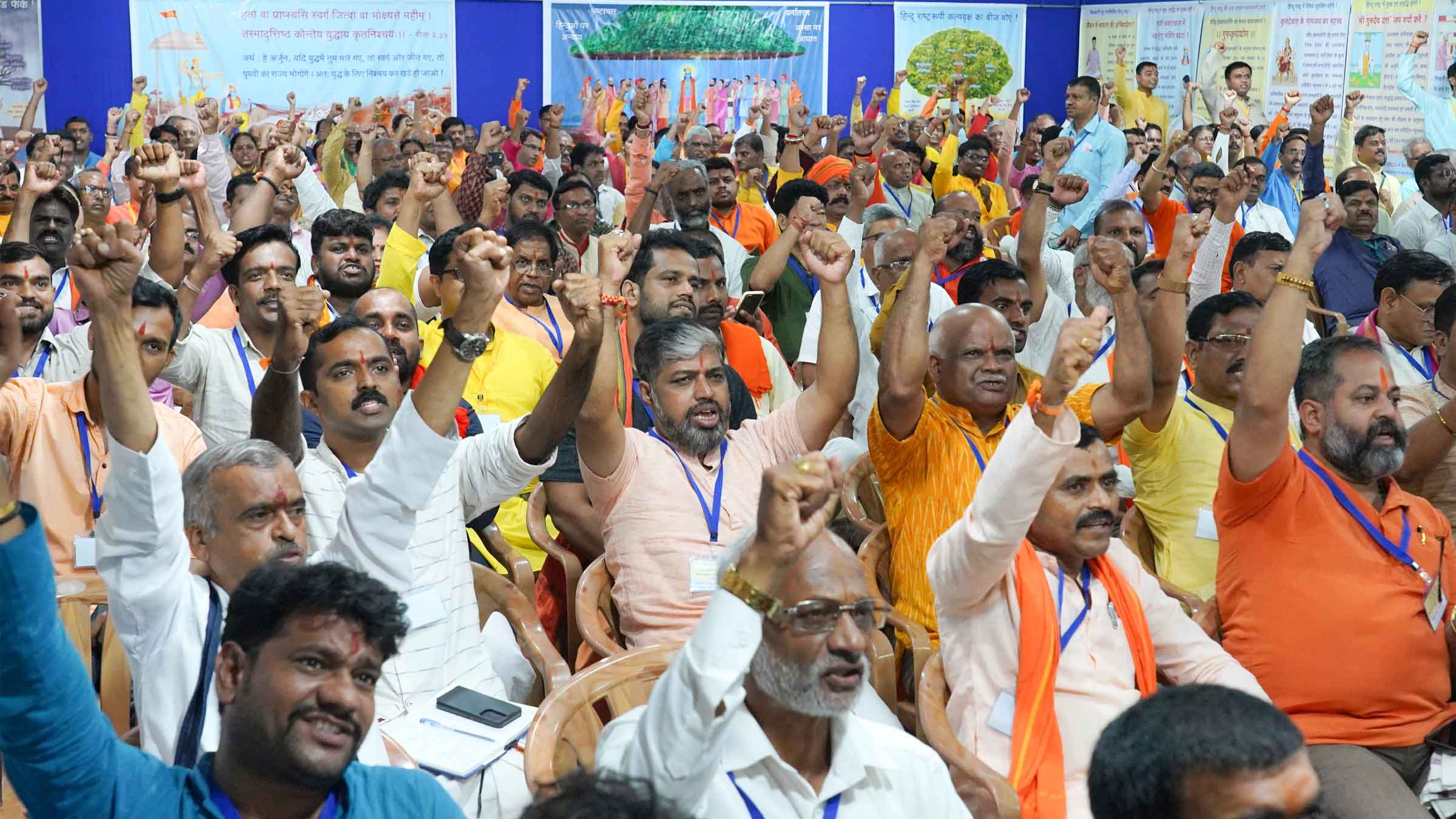 Participants enthusiastically raising the slogans of ‘Jayatu Jayatu Hindurashtram’ after getting inspired by the narration of experiences by delegates in the closing session of the Mahotsav