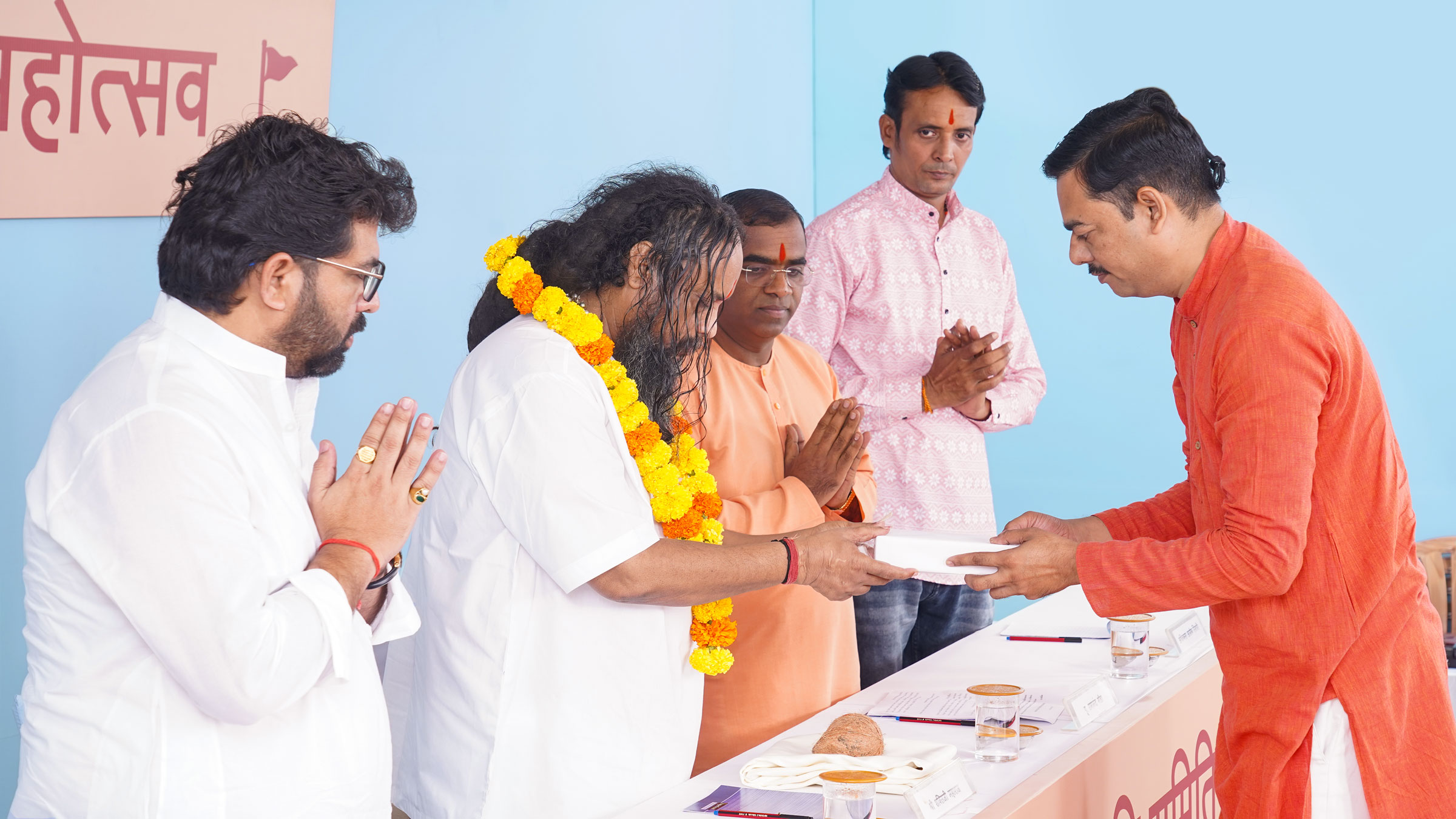 Shri 1008 Mahashakti Peethadhishwar Shri Shaktiji Maharaj (Shri Mahakali Mata Shakti Peetha Pratishthan, Amravati) being felicitated by Mr Neelesh Tawalare (Coordinator, Hindu Janajagruti Samiti, Amravati, Maharashtra)