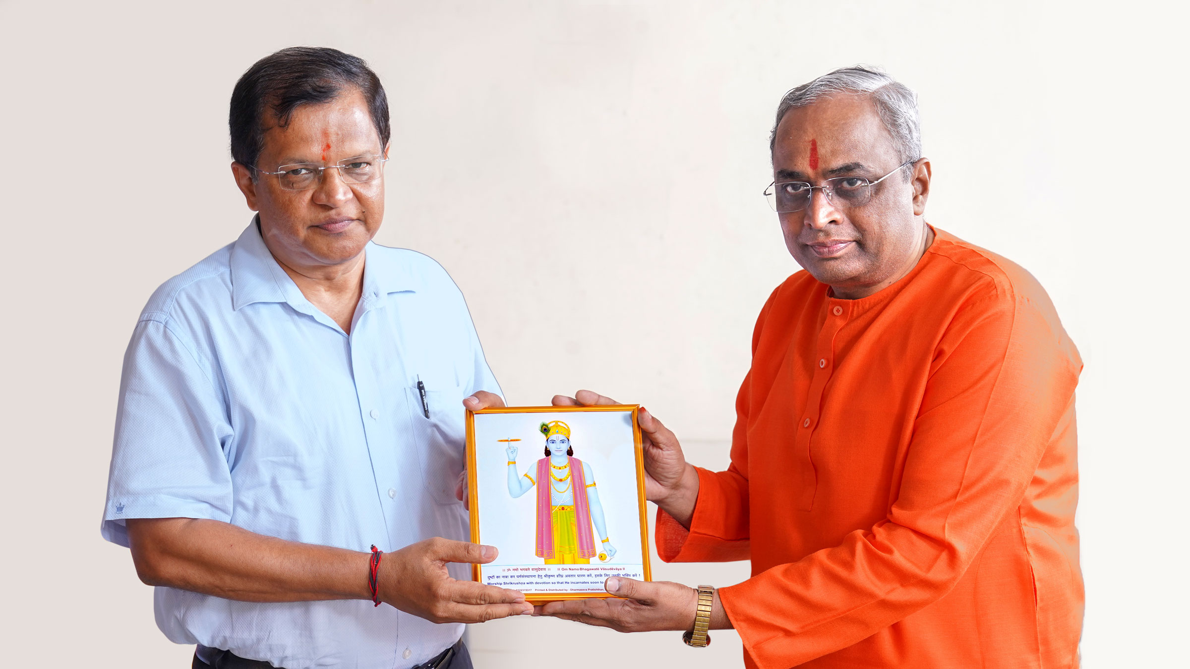 Sadguru (Dr) Charudatta Pingale (National Guide, Hindu Janajagruti Samiti) felicitating Mr Narendra Sawaikar, former Member of Parliament from Goa