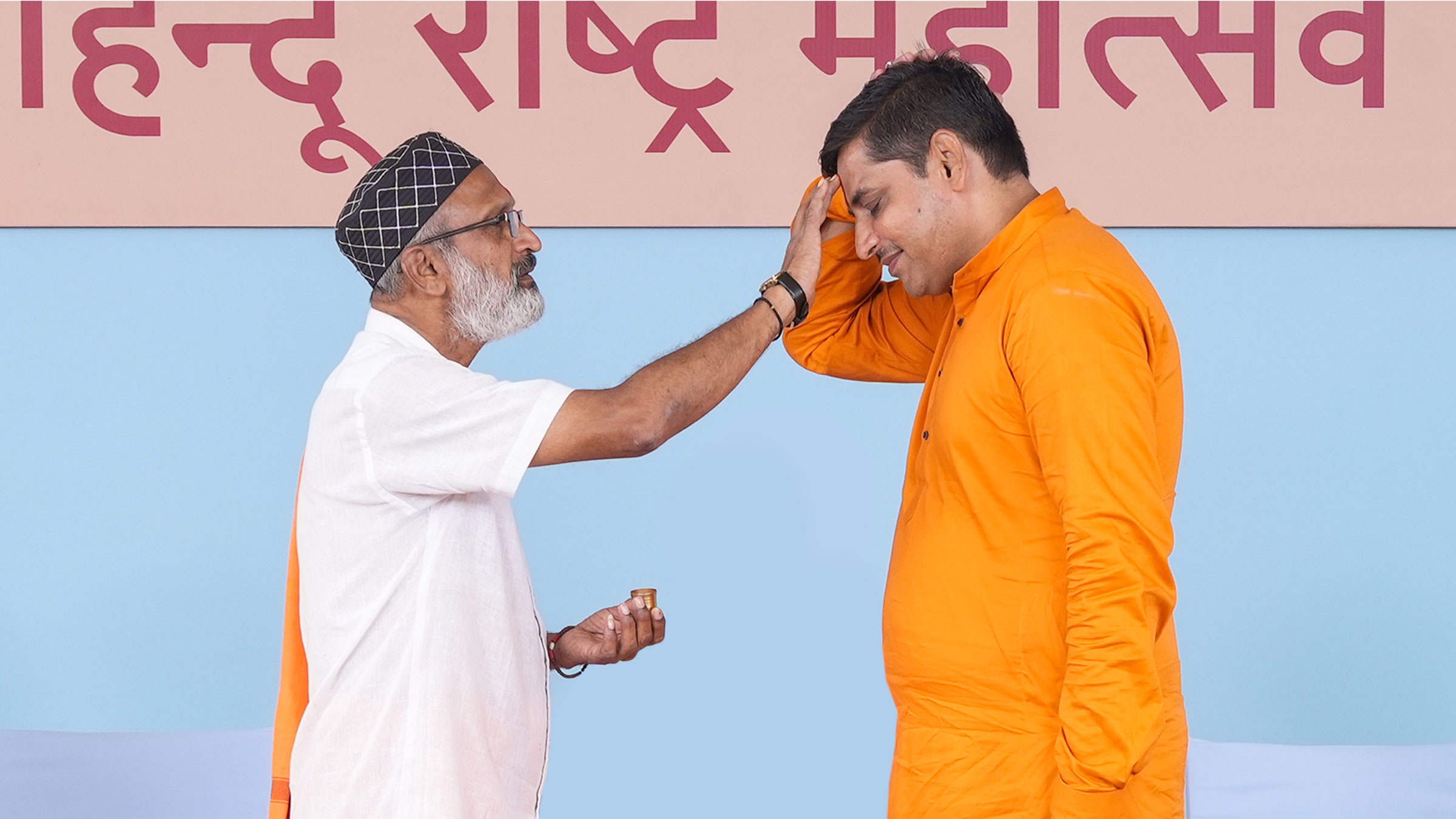 Adv. Amruthesh NP (National Vice President, Hindu Vidhidnya Parishad) felicitating Adv. Nagesh Joshi (Secretary, Hindu Vidhidnya Parishad, Goa) and applying a tilak on his forehead