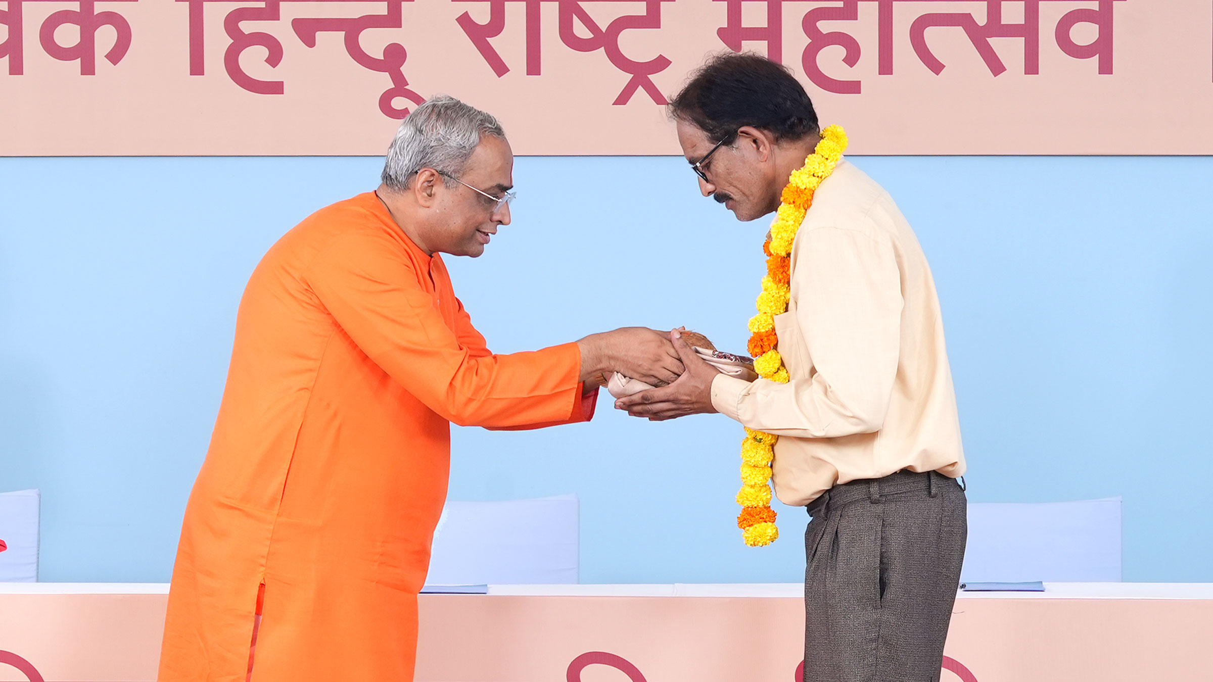 Mr Kalidas Mutkekar (Vyavasthapak, Gaud Padacharya Mutth, Kavale, Goa) being felicitated by Sadguru (Dr) Charudatta Pingale (National Guide, Hindu Janajagruti Samiti)