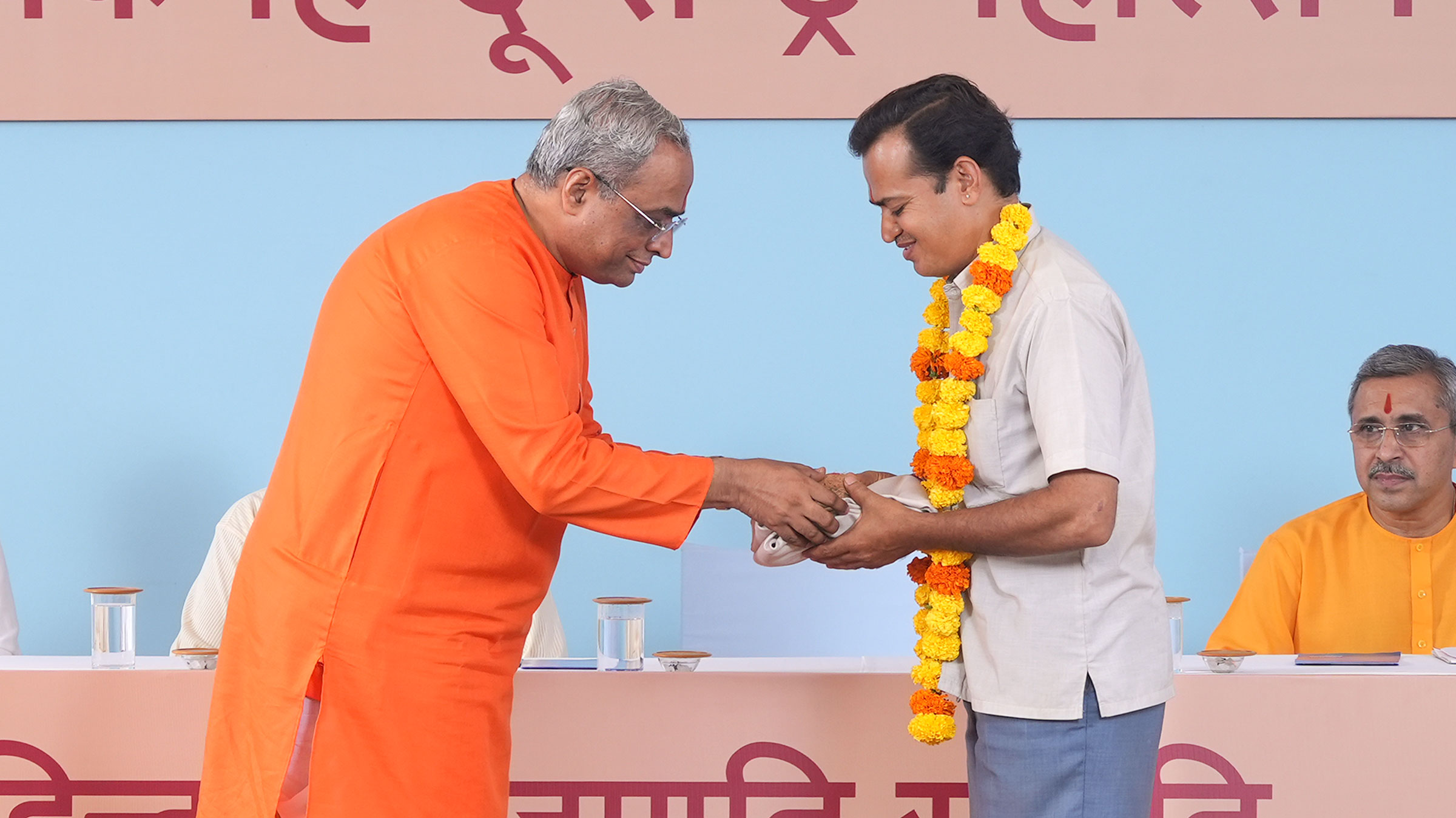 Mr Prabhakar Bhat (Vyavasthapak, Shri Navadurga Devasthan Samiti, Goa) being felicitated by Sadguru (Dr) Charudatta Pingale (National Guide, Hindu Janajagruti Samiti)