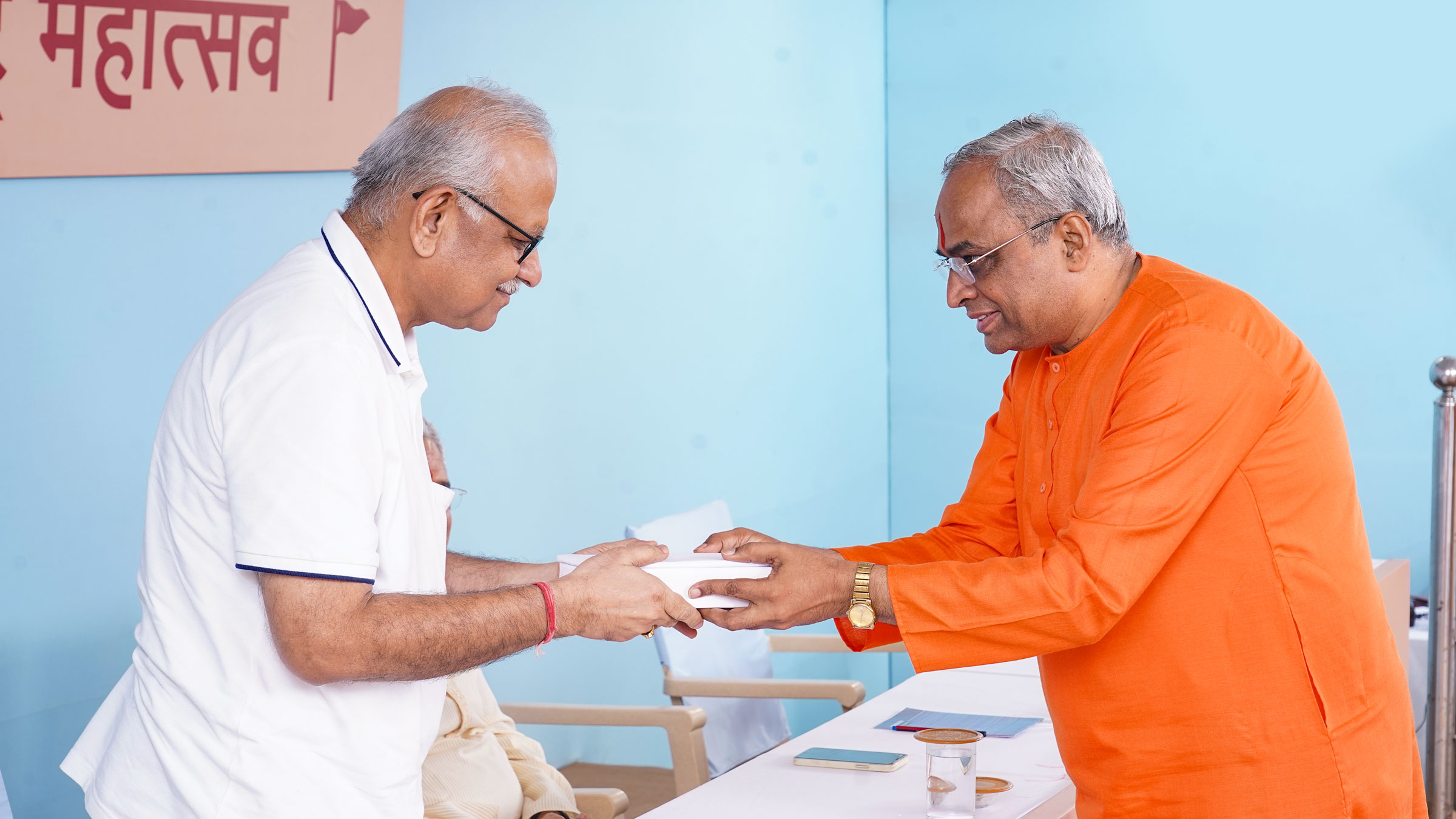 Mr Ravi Shankar Jhunjhunwala (Businessman, Varanasi, Uttar Pradesh) being felicitated by Sadguru (Dr) Charudatta Pingale (National Guide, Hindu Janajagruti Samiti)
