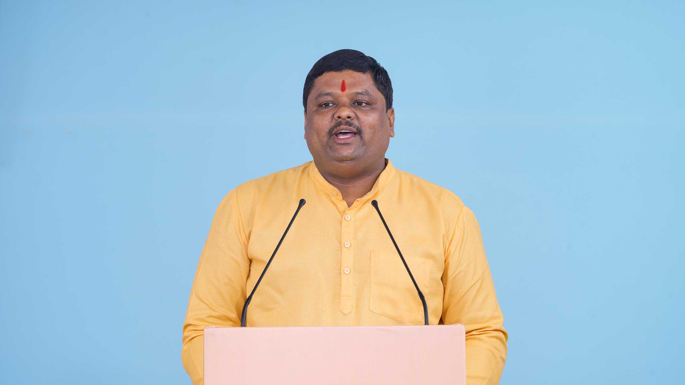 Reporting on the ‘Common Action Plan’ as decided in the ‘Vaishvik Hindu Rashtra Mahotsav’, Mr Sunil Ghanwat (Rajya Sangathak, Hindu Janajagruti Samiti, Maharashtra and Chhattisgarh) said – A dress code will be implemented in 1,000 temples over the next one year.
