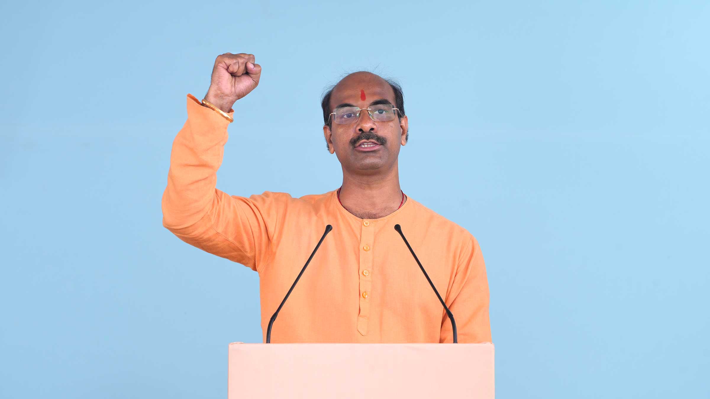 Mr Chetan Gaadi (State Coordinator, Hindu Janajagruti Samiti, Telangana and Andhra Pradesh) reading out the Resolutions passed in the ‘Vaishvik Hindu Rashtra Mahotsav’ after discussions on the 'Hindu Rashtra'
