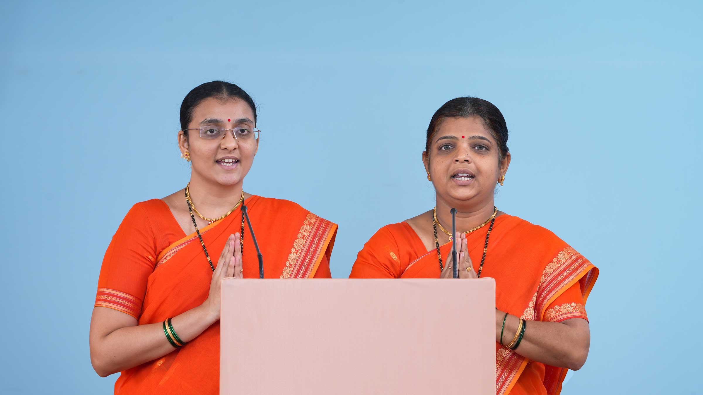 Mrs Sayali Karandikar and Mrs Bhakti Kulkarni singing ‘Vande Mataram’ with spiritual emotion at the conclusion of ‘Vaishvik Hindu Rashtra Mahotsav’