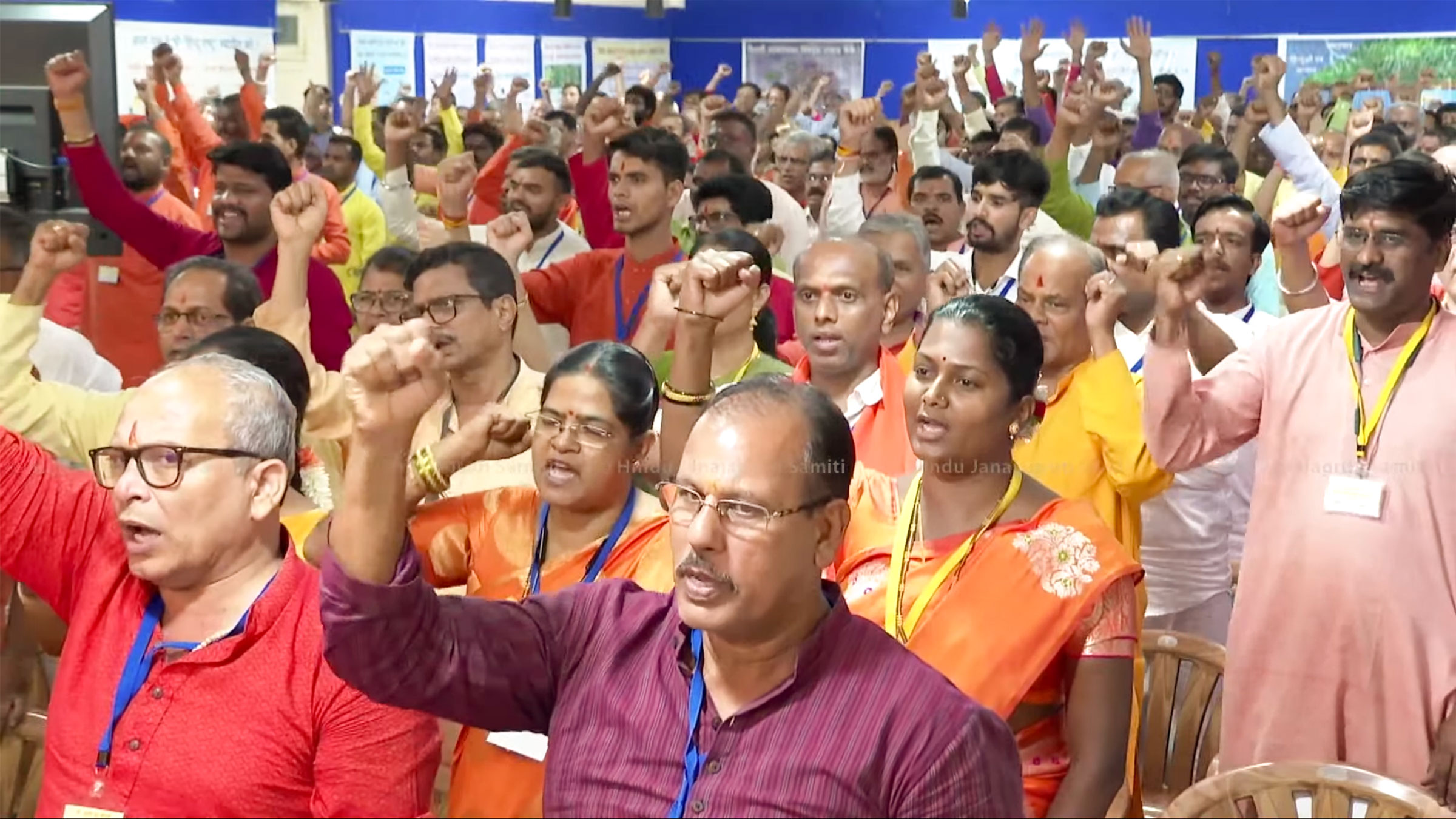 Devout Hindus and seekers enthusiastically hailing 'Bharat Mata' and showing their eagerness to participate in the mission of establishing the ‘Hindu Rashtra’.