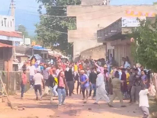 Gujarat: Fanatics pelts stones at Bajrang Dal’s Shaurya Yatra in Selamba, several shops torched