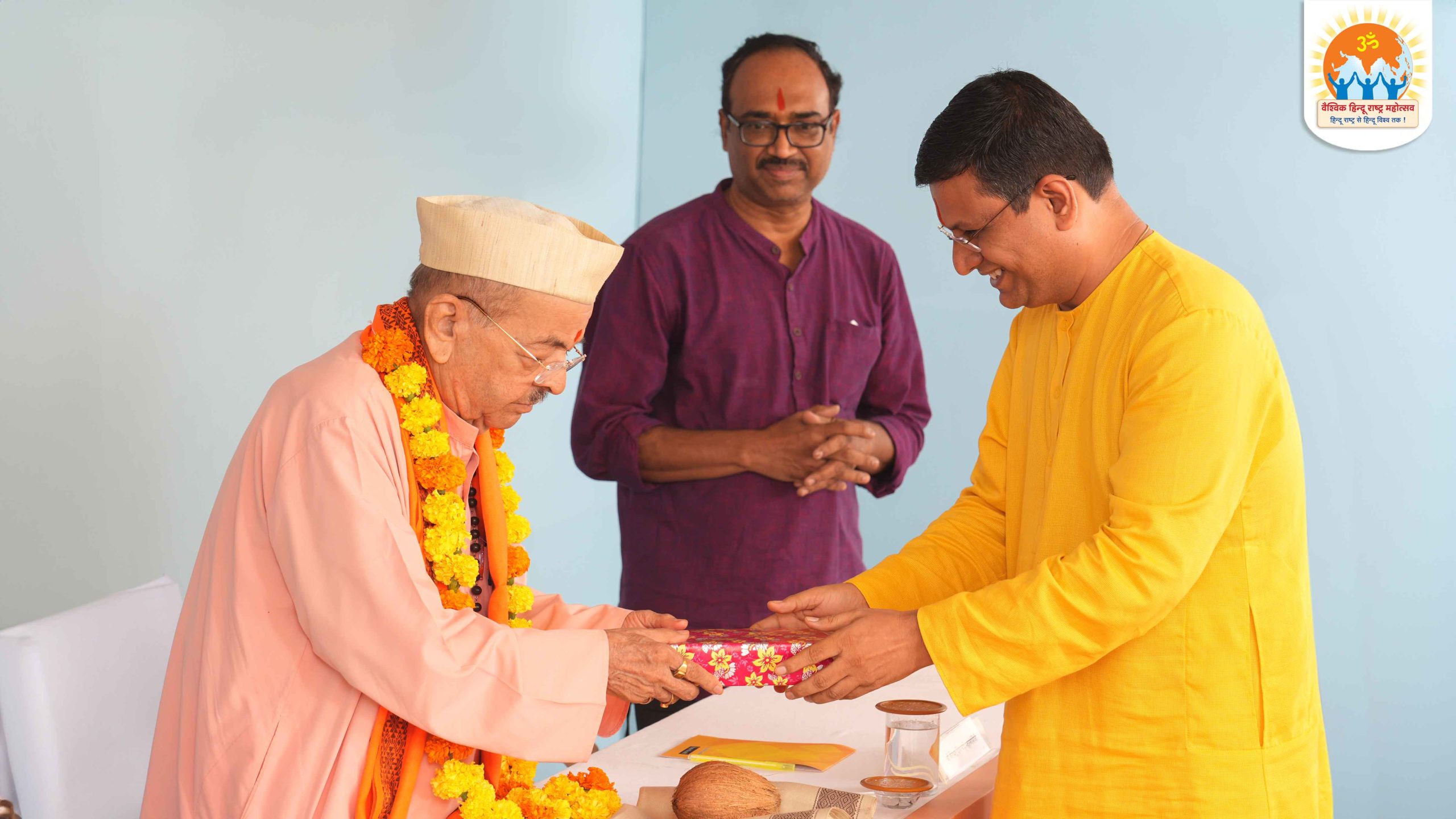 H.H. Bharatacharya (Prof.) Suresh Gajanan Shevde (Rashtriya Pravachankar and Kirtankar, Mumbai, Maharashtra) being felicitated by Mr Chetan Rajhans (National Spokesperson, Sanatan Sanstha)
