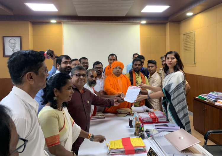 While submitting the memorandum to the District Collector of Palghar, Dr. Indurani Jakhad, Swami Bharat Anand Saraswati and devout Hindus.
