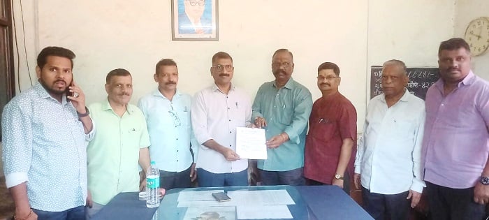 Citizens submitting a memorandum to Depot Manager Ajay Gaikwad at Kankavli