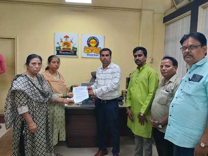 Surajya Abhiyan activists submitting a memorandum to Divisional Controller Abhay Deshmukh (center)