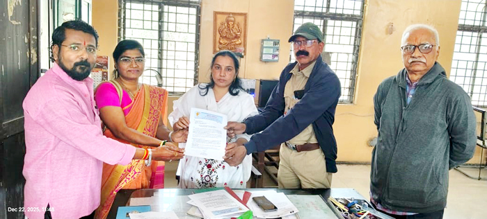 Submitting a memorandum to Shri V. Y. Rawte (from left): Shri Shailendra Shinde, Smt. Savani Shinde, Smt. Pallavi Patil, and Shri Surendra Mahajan