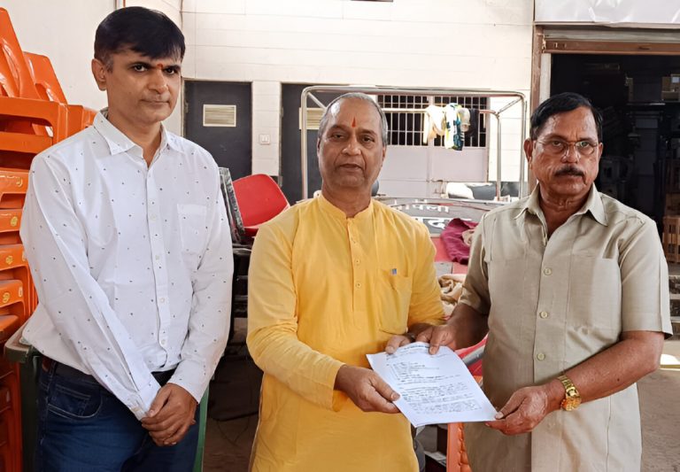 अशोक पाटील (दाएं) को निवेदन देते समय मध्य में सतीश सोनार।