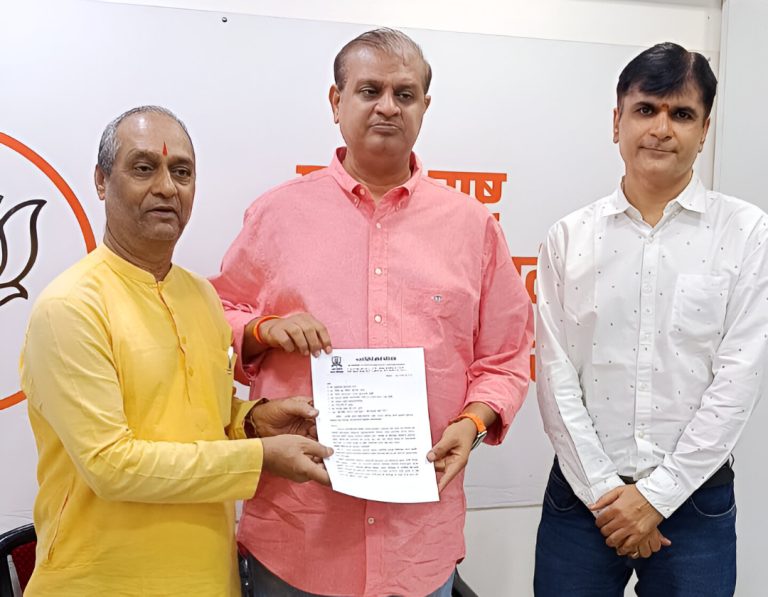 मिहीर कोटे (मध्य में) को निवेदन देते समय सतीश सोनार (बाएं)