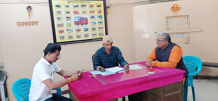 Shri Bhagwantrao Jambhale (left) and Shri Sanjay Ghatge (right) discussing with Kurundwad (Kolhapur) Depot Manager Namdev Patange